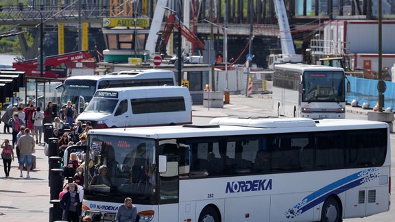 Plāno pārdot teju pusi Rīgas starptautiskās autoostas akciju, ziņo raidījums