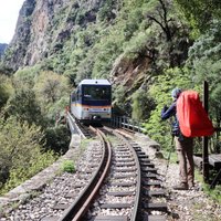 Šaursliežu dzelzceļa pēdās: mazliet nervus kutinošs pārgājiens Peloponesā