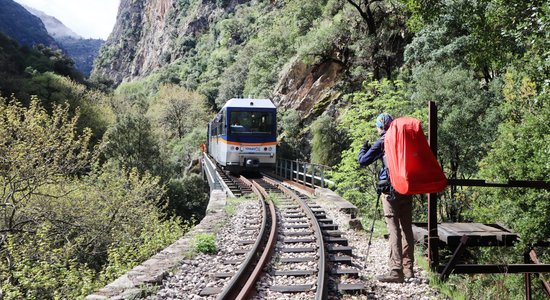 Šaursliežu dzelzceļa pēdās: mazliet nervus kutinošs pārgājiens Peloponesā
