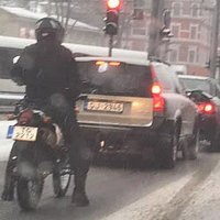 Foto: Piektdienas sniegotajā Rīgā izbraucis kāds drosmīgs motociklists