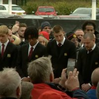 Mančestrā tūkstošiem cilvēku atvadās no Anglijas futbola leģendas Čārltona