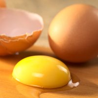 Кто хотел "накормить" латвийцев просроченными яйцами: названа фирма и имена владельцев