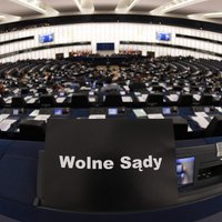 Polija pakļaujas ES: atceļ likumu par tiesnešu pensionēšanos