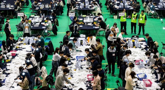 Dienvidkorejas parlamenta vēlēšanās triumfējusi opozīcija, liecina aptaujas 