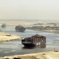 Движение судов по Суэцкому каналу возобновилось