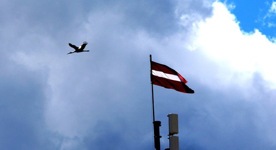 4. maija foto no Tukuma – svēteļi sveic Latvijas karogu
