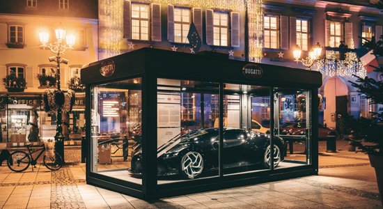 Foto: Francijā 17 miljonus vērts 'Bugatti' izstādīts kā Ziemassvētku rotājums