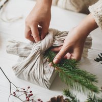 10 idejas skaistam, bet videi draudzīgam Ziemassvētku dāvanu iepakojumam