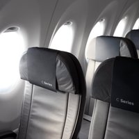 Из-за переполненного рейса airBaltic не пустила в самолет пассажира с билетом