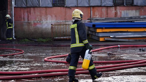 Noliktavu teritorijā Cesvaines ielā izcēlies ugunsgrēks