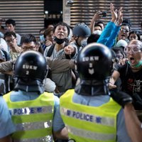 Honkongā asas sadursmes starp protestētājiem un policiju; desmitiem aizturēto