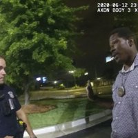 Pēc melnādaina vīrieša nošaušanas aizturēšanas laikā atkāpjas Atlantas policijas šefs