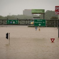 Foto: Spēcīgas lietusgāzes applūdina Ņujorku, Misūri un Kanādas austrumus