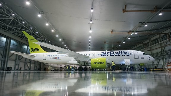 Airbaltic Bombardier CS300 lidmašīnas nakts apkope - 43