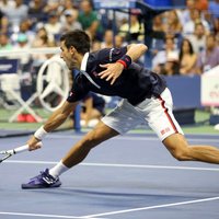 Džokovičs izcīna vietu 'US Open' pusfinālā; Serēna Viljamsa soli tuvāk vēsturiskam panākumam