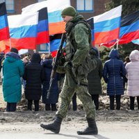 Zelenska komanda Krieviju nosauc par okupantu pēc lēmuma atvieglot pilsonības piešķiršanu Donbasā
