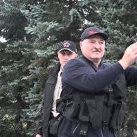 Lukašenko sola nepiedot VDK darbinieka nāvi; cilvēkus aiztur par komentāriem