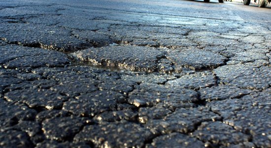 Bedres uz melnā seguma autoceļiem šogad remontētas vairāk nekā 61 000 kvadrātmetra apjomā