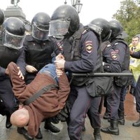 Maskavas policija atbrīvojusi teju visus protesta akcijas gaitā aizturētos cilvēkus