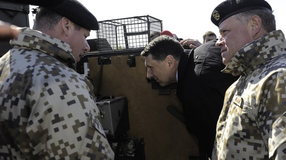 Briti Ādažos demonstrē Latvijas kāroto bruņutehniku - 16