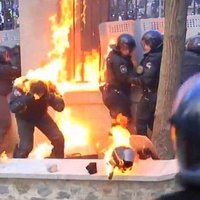 Video: Protestētāji Kijevā miličus apber ar molotova kokteiļiem