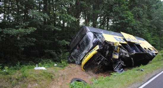 'Ecolines' autobusa un vieglā auto sadursmē Polijā divi bojāgājušie