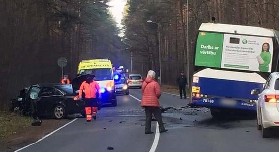 Foto: Rīgas satiksmes autobusa un 'Audi' sadursmē viens bojāgājušais