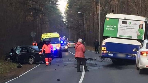 Rīgas satiksmes autobusa un 'Audi' sadursme