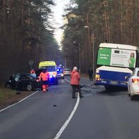 Foto: Rīgas satiksmes autobusa un 'Audi' sadursmē viens bojāgājušais