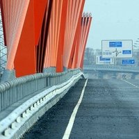 Izbirušo graudu dēļ uz Dienvidu tilta avarē auto