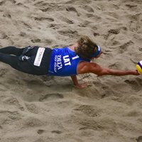 Abi Latvijas pludmales volejbola dueti PK posmā Nīderlandē izstājas astotdaļfinālā