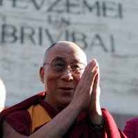 ФОТО: Далай-лама возложил цветы к памятнику Свободы