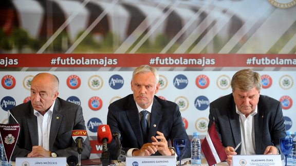 Futbola mājas (Krišjāņa Barona ielas stadions). Līguma noslēgšana. 2015. gada 23. jūlijs - 8