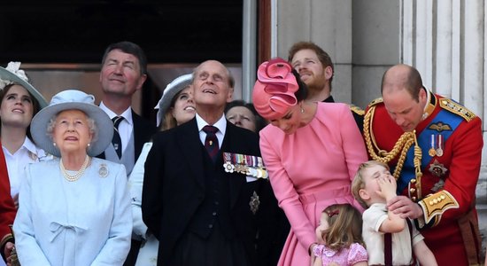 Foto: Lielbritānija un karaliskā ģimene bauda 'Krāsu maršu'