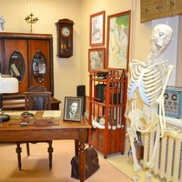 Medmāsa, ķirurga instrumenti un pat skelets: Daugavpilī jauns Medicīnas vēstures muzejs