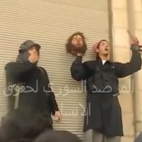 Video: Sīrijas džihādisti izrāda kļūdas dēļ savējam nocirsto galvu