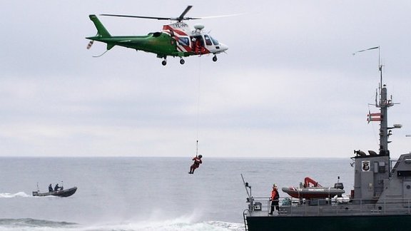 Robežsardzes helikoptera apkalpes mācības cilvēku meklēšanas un glābšanas darbu veikšanai virs ūdens . - 23