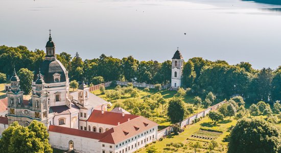 No veciem klosteriem līdz mājām kokos: piecas unikālas attālinātā darba un brīvdienu vietas Lietuvā