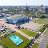 Акция: болельщики развернули в Риге и Юрмале самый большой в мире флаг Казахстана
