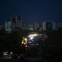Venecuēla tumsā – elektroenerģijas pārrāvuma dēļ slimnīcā mirusi paciente