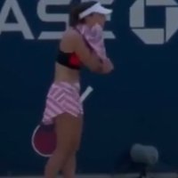 Video: Francijas tenisiste Kornē saņem aizrādījumu par krekliņa novilkšanu