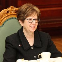 ASV vēstniece Latvijā saglabās savu amatu