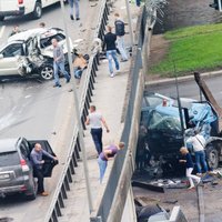 Viļņā 'smagais' ietriecas mašīnā, nokrīt no tilta un uzgāžas citam auto