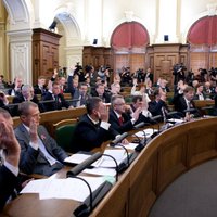 Saeimas komisija vērtēs eksprezidentiem pienākošos garantiju samazināšanu