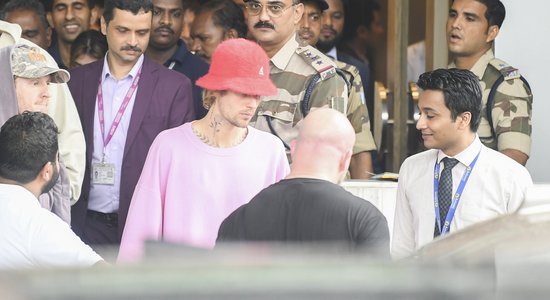 Foto: Bībers par 10 miljoniem ASV dolāru uzstājās Indijas miljardiera pirmskāzu ballītē