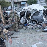 Uzbrucēji Afganistānas armijas uniformās nošauj divus NATO karavīrus