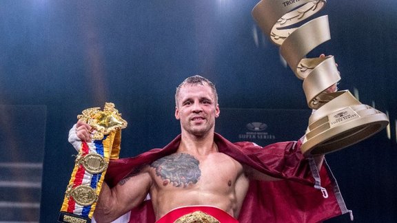 Bokss, Boksa supersērijas fināls: Mairis Briedis - Juniers Dortikoss