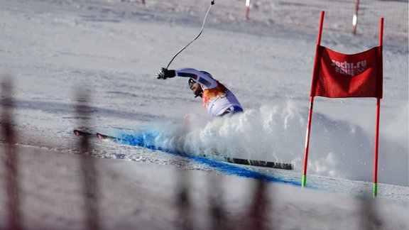 Kritienu piedzīvo Francijas kalnu slēpotājs Brice Roger