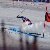 Franču kalnu slēpotājam Rožē pēc kritiena Sočos sezona beigusies
