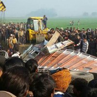 Skolēnu autobusa un kravas automašīnas sadursmē Indijā bojā gājuši 15 bērni